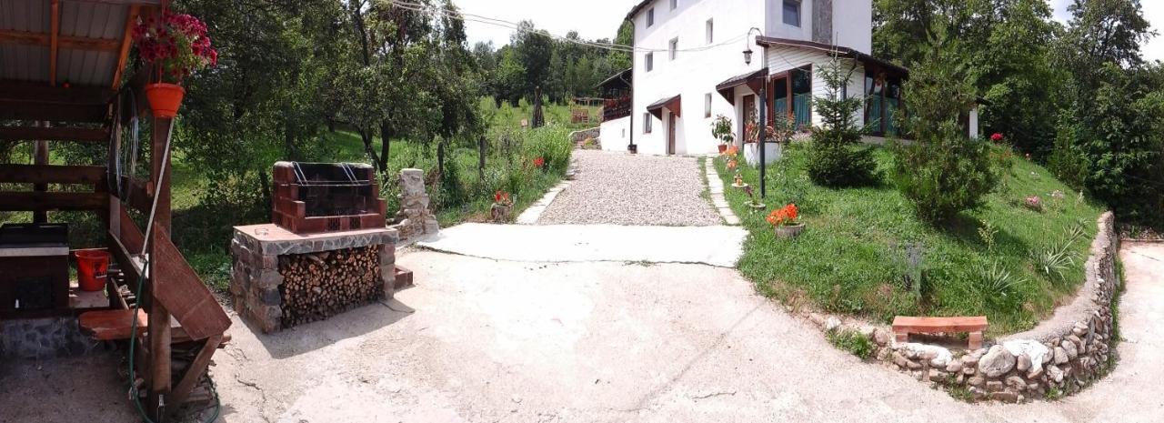 Villa Casa Piscul Lupului Pucioasa Exterior foto